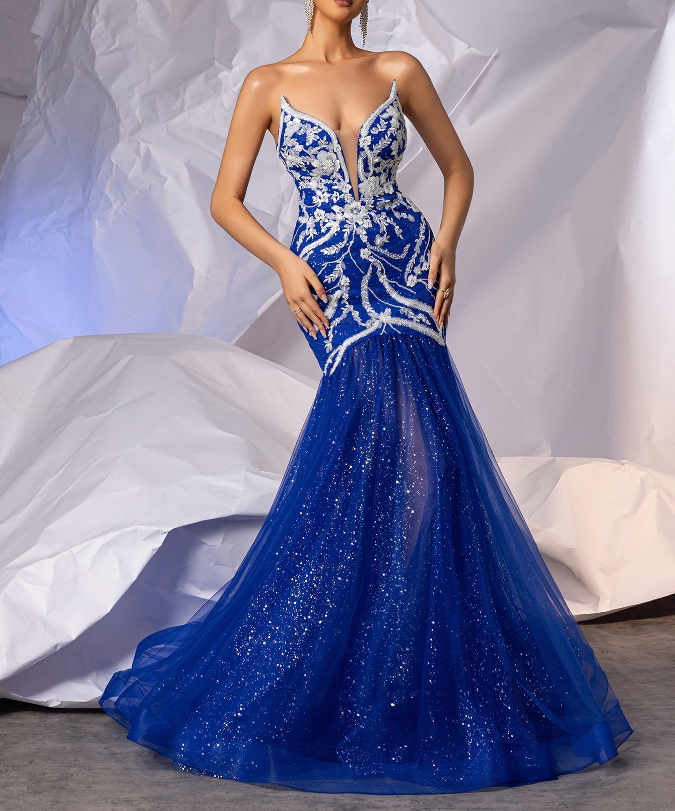 Sexy Deep V-Neck Sheer Embroidery Mermaid Prom Dress - Royal Blue