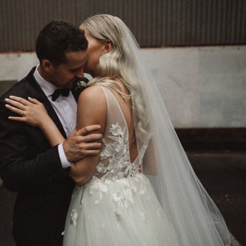 Charming V Neck Sleeveless Lace Wedding Dresses with Appliques