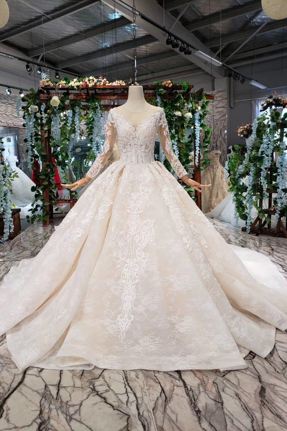 Gorgeous Long Sleeves Ball Gown Wedding Dresses With Beading Appliques