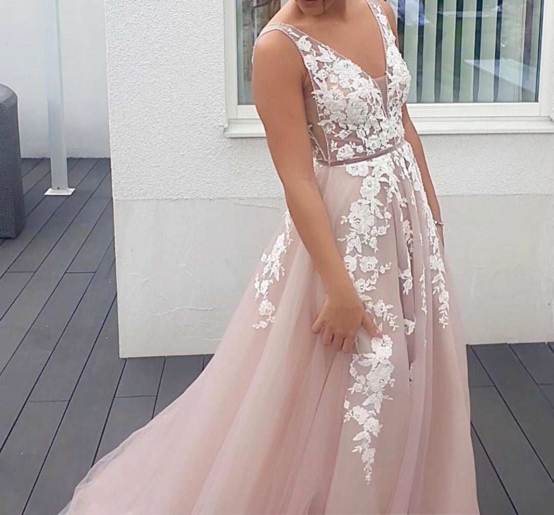 Elegant V-Neck Sleeveless Long Prom Dress Tulle With Lace Appliques